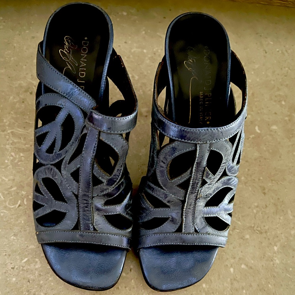 “Peace sign” periwinkle leather slides